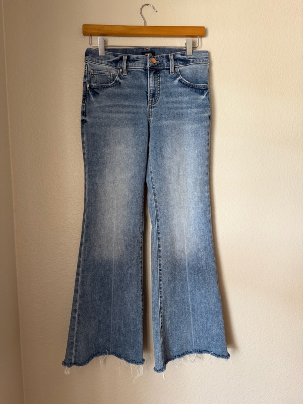 Express Women’s Mid Rise 70s Flare Denim Jeans in Light Blue Wash, Size 2 Short